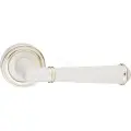 Дверные ручки Renz (Ренц) Новара INDH 625-16 на круглой розетке белый + полированная латунь