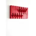 Красная настенная вешалка из массива дуба с 16 откидными крючками на магнитах