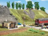 11345 AUHAGEN Переезд с домом железнодорожника SCHRANKENANLAGE - модель ЖД переезда и постройки / здания масштаба 1:87 для игрушечной железной дороги H0 (HO), 16.5 мм