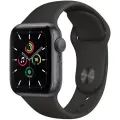 Смарт-часы APPLE Watch SE, 40 мм, алюминий серый космос, спортивный ремешок чёрного цвета (MYDP2RU/A) s/m
