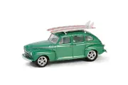 Модель коллекционная Ford fordor super deluxe с досками для серфинга 1946 green metallic (длина модели 6-10 см)
