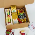 Подарочный набор чая с пирожными макаронс и орехами в глазури, подарок на 8 марта