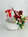 Пасхальная подарочная корзина с искусственными цветами