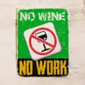Прикольная табличка для офиса и рабочего стола с надписью Нет вина - нет работы для коллеги, металл, 20х30 см.