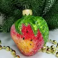 Irena-Co елочная игрушка, стекло Клубника (7,5х5,5х5,5см)