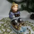 Irena-Co елочная игрушка, стекло Мальчик на санях (11х9х6,5см)