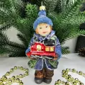 Irena-Co елочная игрушка, стекло Мальчик с паровозиком (13,5х6,5х5,5см)