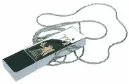 Подарочный USB-накопитель подвеска на цепочке с гравировкой знак зодиака дева 128GB USB 3.0, с бархатным мешочком