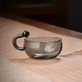 Чайная чашка из черного стекла