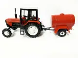 Сувенирная модель Трактора МТЗ-82 Люкс-2 (красный) с прицепоп тех. бочка1:43 160390
