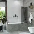 Стеклянная перегородка (шторка, ширма) на борт ванны 140х50 см, неподвижная, черный профиль, тонированное стекло