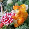 Стеклянная елочная игрушка Irena-Co Белочка с грибочком рыжая