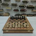 Шахматы подарочные из эвкалипта в ларце с фигурами Премиум из кавказского граба