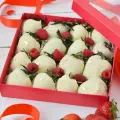 Клубника в белом шоколаде, сладкий красивый подарок для любимых, 16-25 шт с малиной