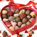Клубника в шоколаде в коробке шляпной , сердце - подарок на день рождения девушке