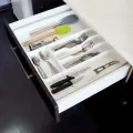 Лоток для столовых приборов в ящик 60 см, белый матовый софт тач, пластик подрезной