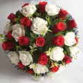 Корзина, красные и белые розы. Искусственные цветы.