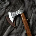 Скандинавский топор с темной рукоятью, с узорами на лезвии