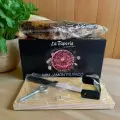 Хамон с трюфелем Серрано (La Taperia Trufado), подарочный набор с подставкой и ножом, 950 гр