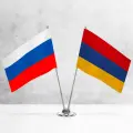Настольные флаги России и Армении на металлической подставке под серебро