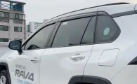 Toyota Rav4 - темные дефлекторы на 6 окон