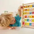 Игровой набор Hape E1002_HP Счеты Английский алфавит E1002_HP