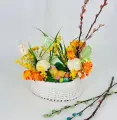 Пасхальная композиция из искусственных цветов с веточками вербы в плетёном кашпо с сувениром цыплёнок
