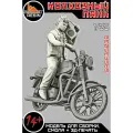 Модель мотоцикла Java 368 с фигуркой Колхозный панк, 1/35 Sarmat Resin