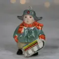 Ёлочная игрушка Мальчик с санками (Фарфоровая мануфактура)