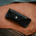 Кожаный футляр для очков. Очечник из натуральной кожи. Плотный каркас