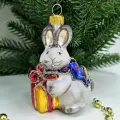 Irena-Co елочная игрушка, стекло Зайчик с подарком (Символ года 2023) (9х6х5см)