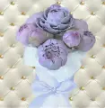 Букет из шоколадных пионов ShokoTrendy 7 сиреневых пионов, упаковка в шляпной коробке