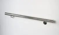 Поручень пристенный из нержавеющей стали. Диаметр 38 мм, 1000 мм. Для помещения AISI 201. Полированный.
