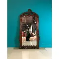 Интерьерное зеркало E010-HP от DOMKORLEONE в резной раме из красного дерева (mahogany wood), цвет орех HP (коричневый)