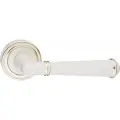 Ручка дверная межкомнатная на круглой розетке Новара, матовый супер белый/латунь блестящая