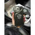 Черный карбоновый чехол на iPhone 16 Pro Max с гербом России