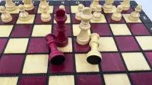 Шахматы дорожные деревянные магнитные с доской. Фиолетовые / Chess magnetic Madon (Польша) (140)