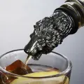 Насадка для вина с носиком в виде головы льва, цвет чёрный/ Носик для наполнителя вина в виде головы льва
