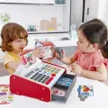 Hape Детская игрушечная деревянная касса с набором наклеек, калькулятором, светом и звуком
