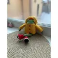 Лягушонок Хьюго в дождевике и сапожках. Вязаная игрушка. Жаба зеленая в одежде ручной работы 20см. Лягушка в плаще и пальто.