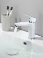 Смеситель для раковины/ для умывальника MYNAH белый, высота 144 мм, рычажное управление. Фиксированный излив. Монтаж на одно отверстие, на гайке. Гибкая подводка.
