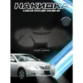 Накидка на панель приборов для Тойота Камри / Toyota Camry XV40 2007-2011 Г. В. Чёрная с красной строчкой