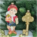Irena-Co Набор елочных игрушек, стекло Деревянный мальчик и ключик (Буратино - 13,5х6х5см, Золотой ключик - 11х5,5х2см)