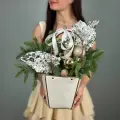 Новогодняя композиция Блеск в стильной упаковке. «365 Поводов» - живые цветы с доставкой