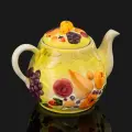 Чайник заварочный, украшенный рельефными изображениями ягод и фруктов