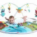 TINY LOVE развивающий интерактивный коврик Солнечная полянка с дугами и подвесными игрушками