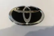 Эмблема передняя под стекло Toyota 14x9,5 см