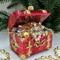 Irena-Co елочная игрушка, стекло Сундук с золотом красный (10х8,5х5,5см)