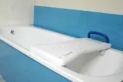 Сиденье для ванны Valentine со вспомогательной ручкой и регулировкой ширины, нагрузка до 115кг, размер 75х26см, 10440