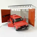 Игрушка гараж с распашными воротами (21 см) + 12 см машинка 2104 (металл, инерция, 2 открывающиеся двери и багажник) - красная